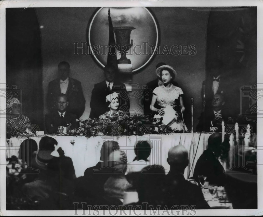  Press Photo Queen elizabeth II at Luncheon in Guildhall of Ambassador Hotel- Historic Images