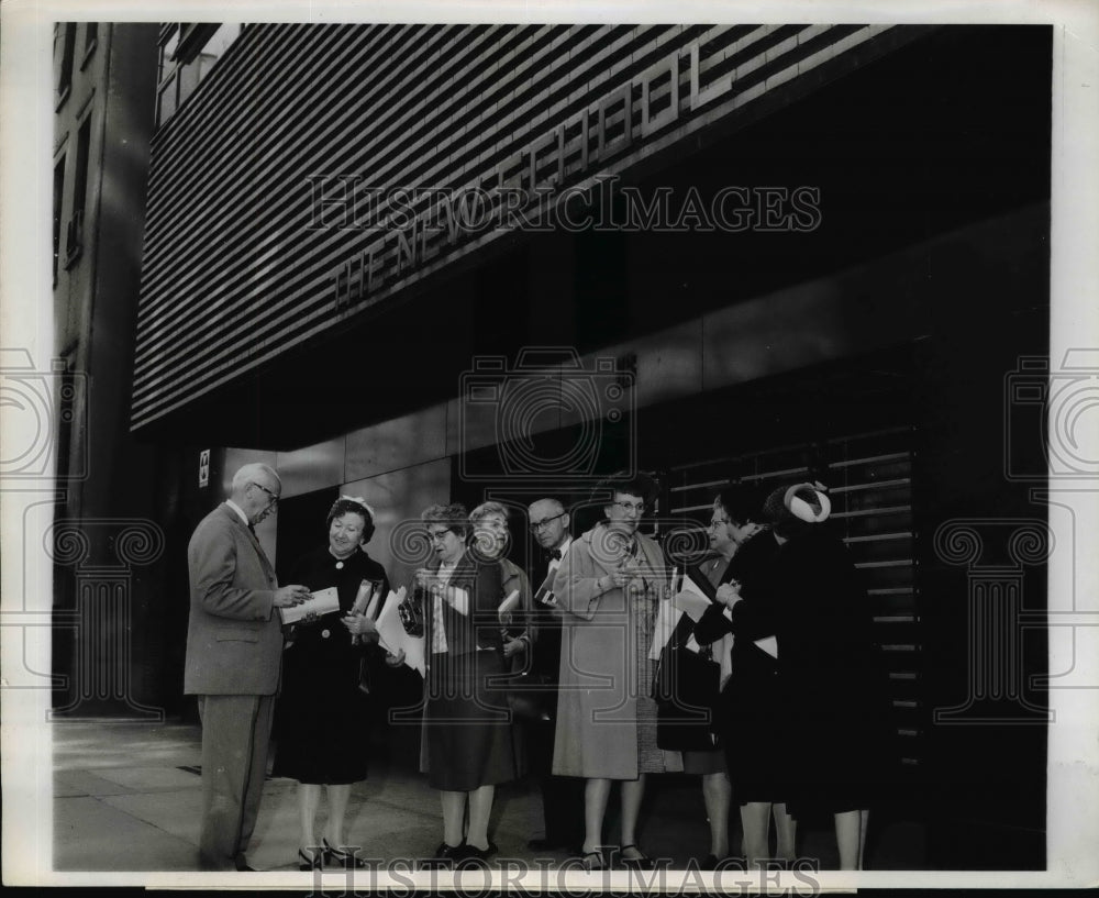 1964 Press Photo Dr. Ross joins students for a trip to the bookstore after class