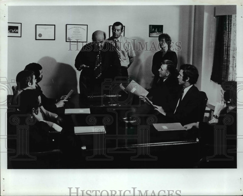 Load image into Gallery viewer, Press Photo Unidentified Group - nef41370
