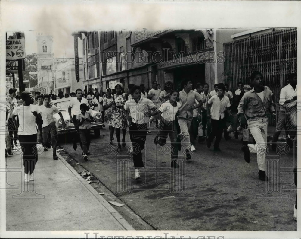 1965 Press Photo Crowd Running Through Street During Fighting, Santo Domingo