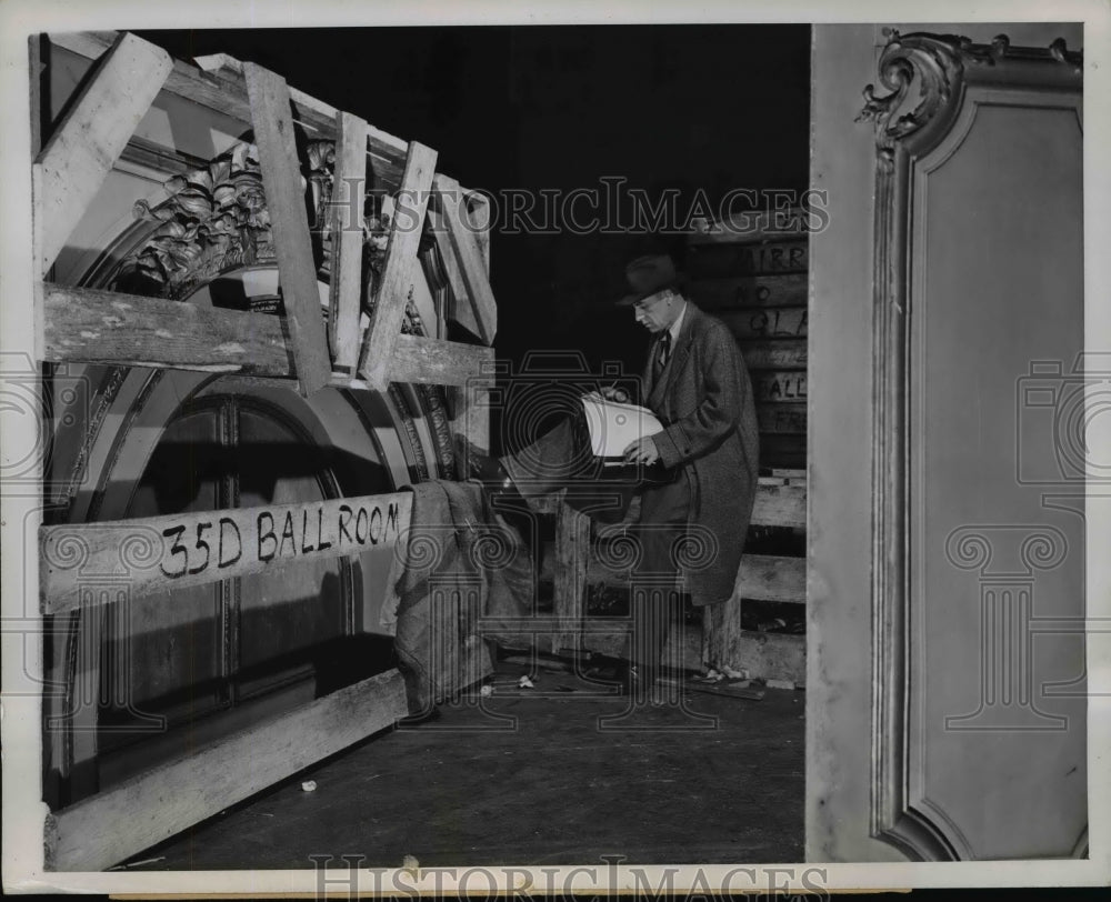 1945 Press Photo Ballroom Window Arch Packed for Shipment - nef41400