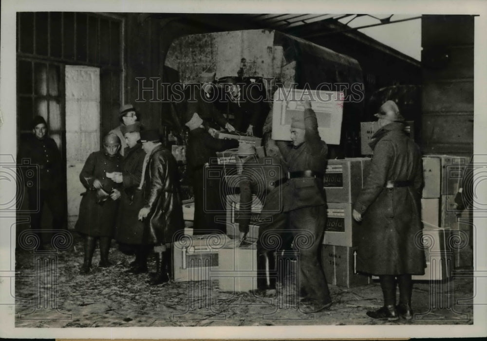 1940 Press Photo French Soldiers Loading Radio Receivers for Front Line, WWII- Historic Images