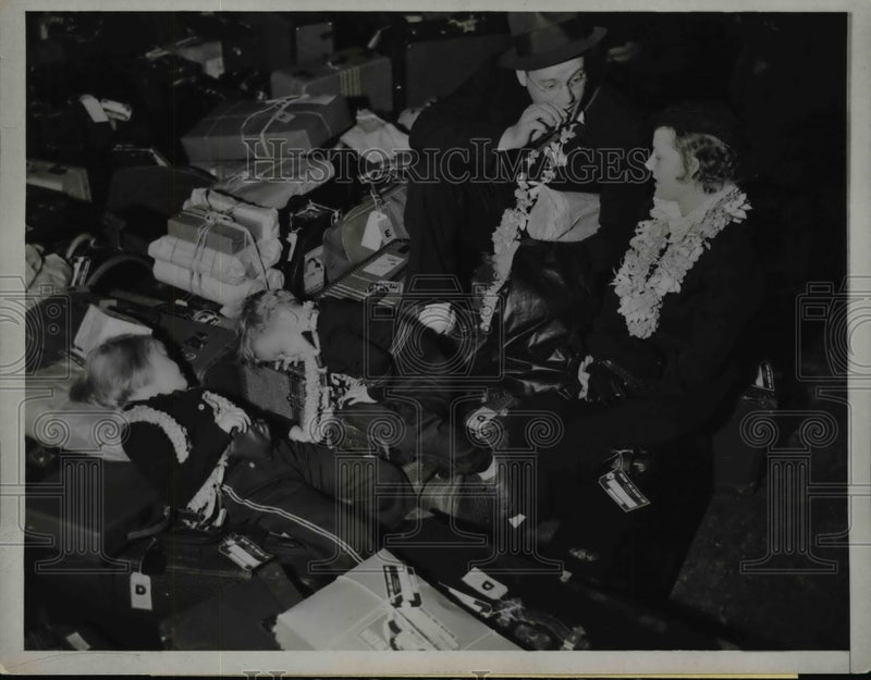 Load image into Gallery viewer, 1936 Press Photo Travellers Stranded in Honolulu, Hawaii During Shipping Strike
