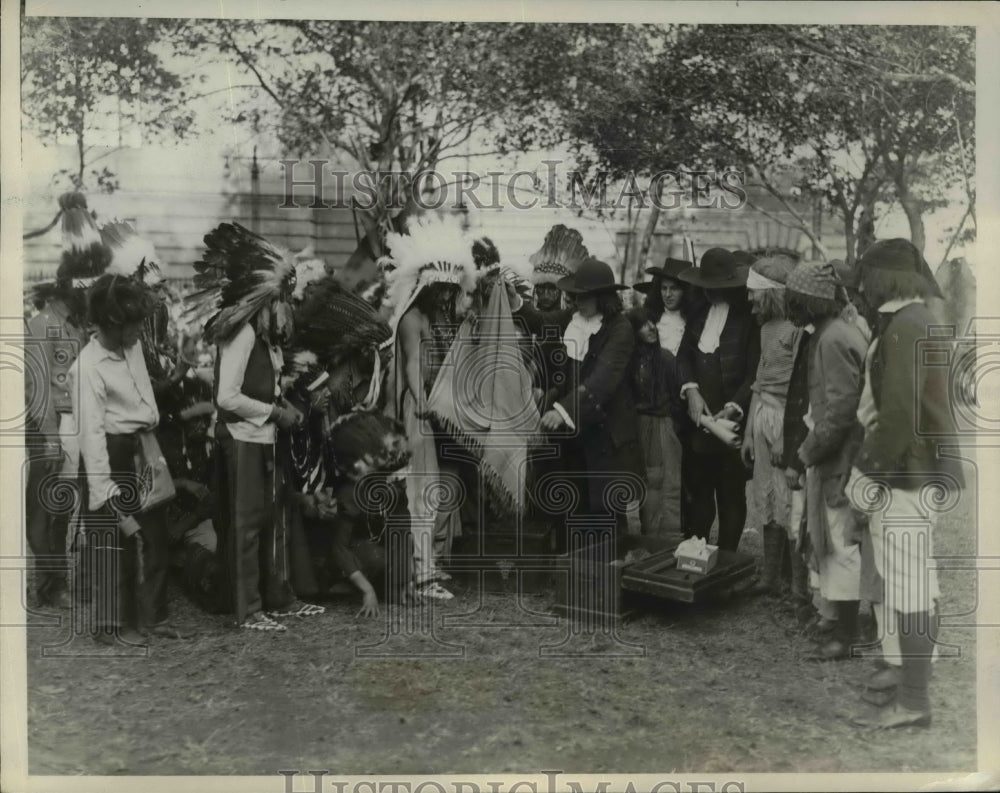 Press Photo Native Americans &amp; colonists - nef41452