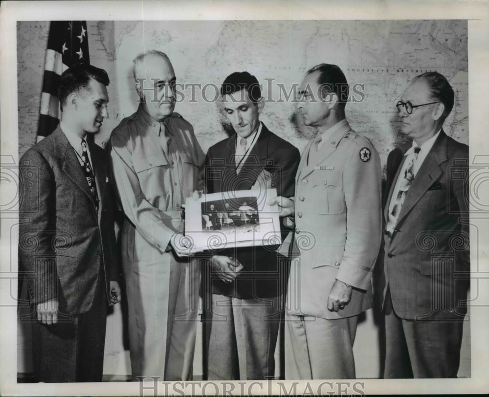 1945 Press Photo Frank E. Stoner Showing First color Radiophoto, Washington D.C.