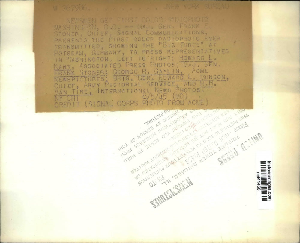 1945 Press Photo Frank E. Stoner Showing First color Radiophoto, Washington D.C.