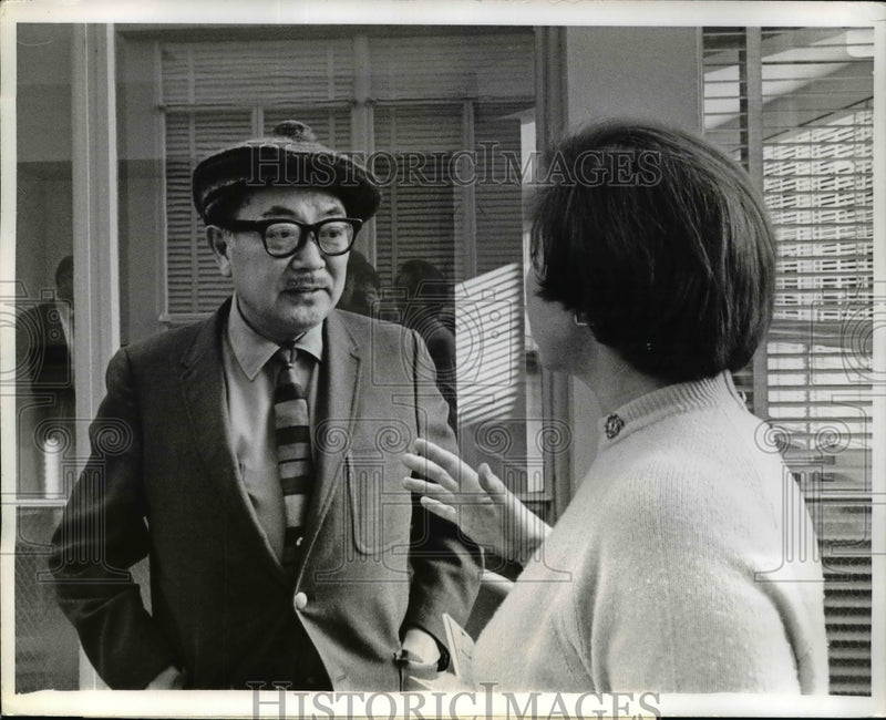 Load image into Gallery viewer, 1969 Press Photo S.I. Hayakawa in Office, San Francisco State College
