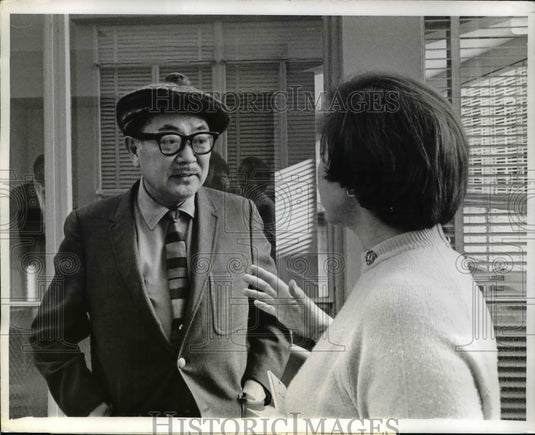1969 Press Photo S.I. Hayakawa in Office, San Francisco State College