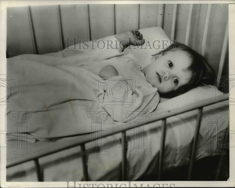 Load image into Gallery viewer, 1936 Press Photo Baby in Crib - nef41468
