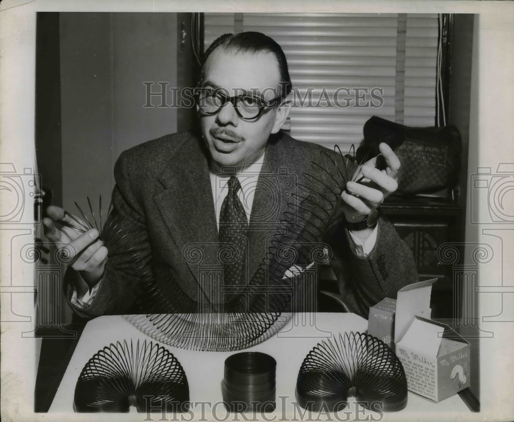 Press Photo Mr Friedlob with Slinky's - nef41478