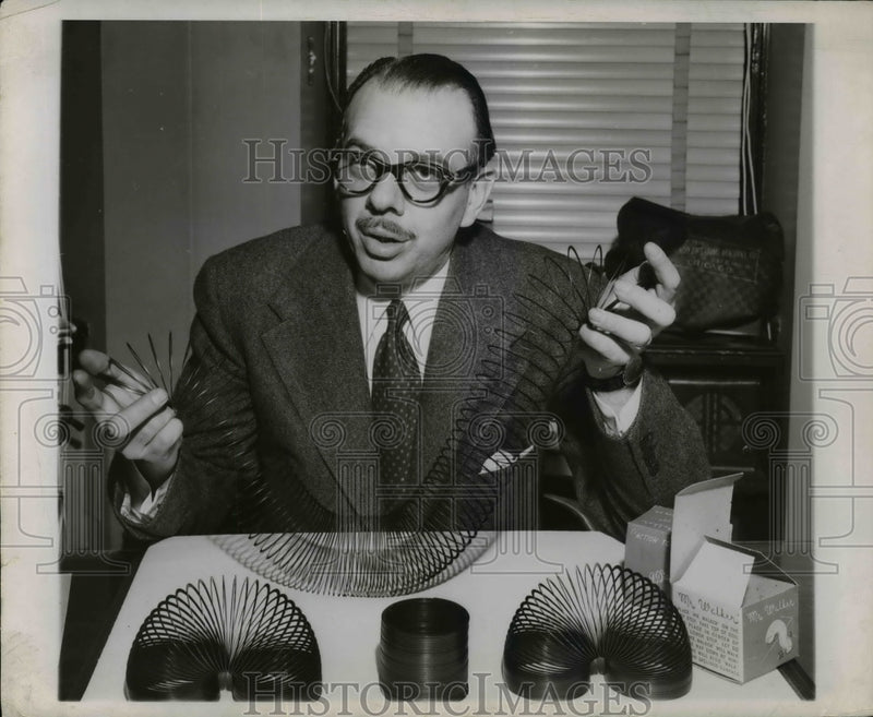Load image into Gallery viewer, Press Photo Mr Friedlob with Slinky's - nef41478
