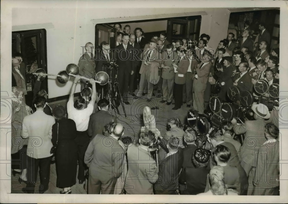 1949 Press Photo Sir Stafford Cripps British Chancellor, Ernest Bevin Ambassador