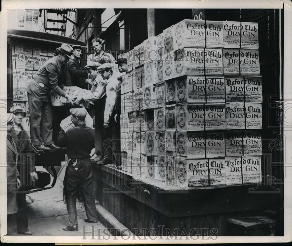 1933 Press Photo Californians Look Forward to 2500 Cases of Liquor Loaded