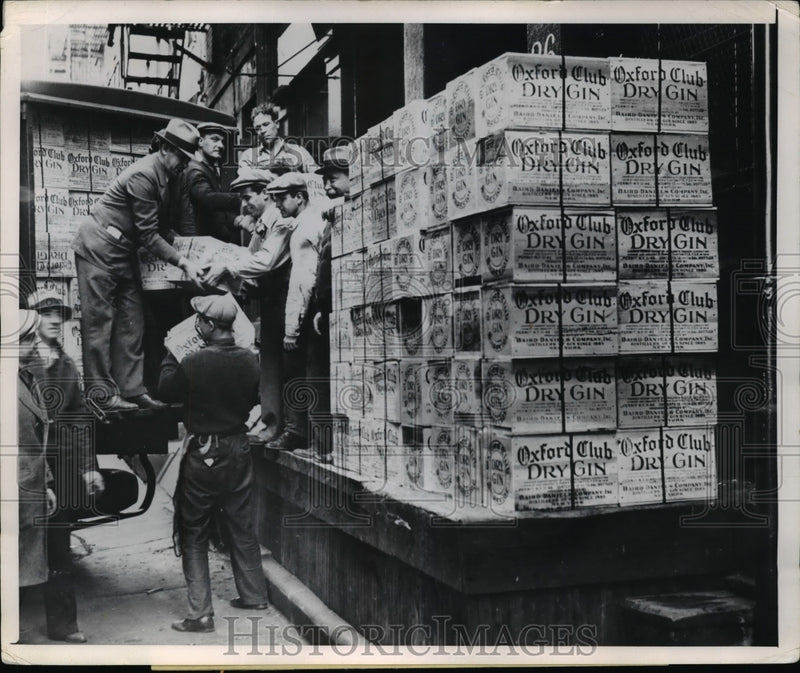 Load image into Gallery viewer, 1933 Press Photo Californians Look Forward to 2500 Cases of Liquor Loaded
