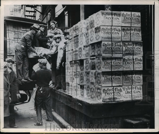1933 Press Photo Californians Look Forward to 2500 Cases of Liquor Loaded