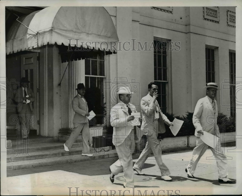 Load image into Gallery viewer, 1939 Press Photo Reporters hurry from White House after hearing 4 billion plan
