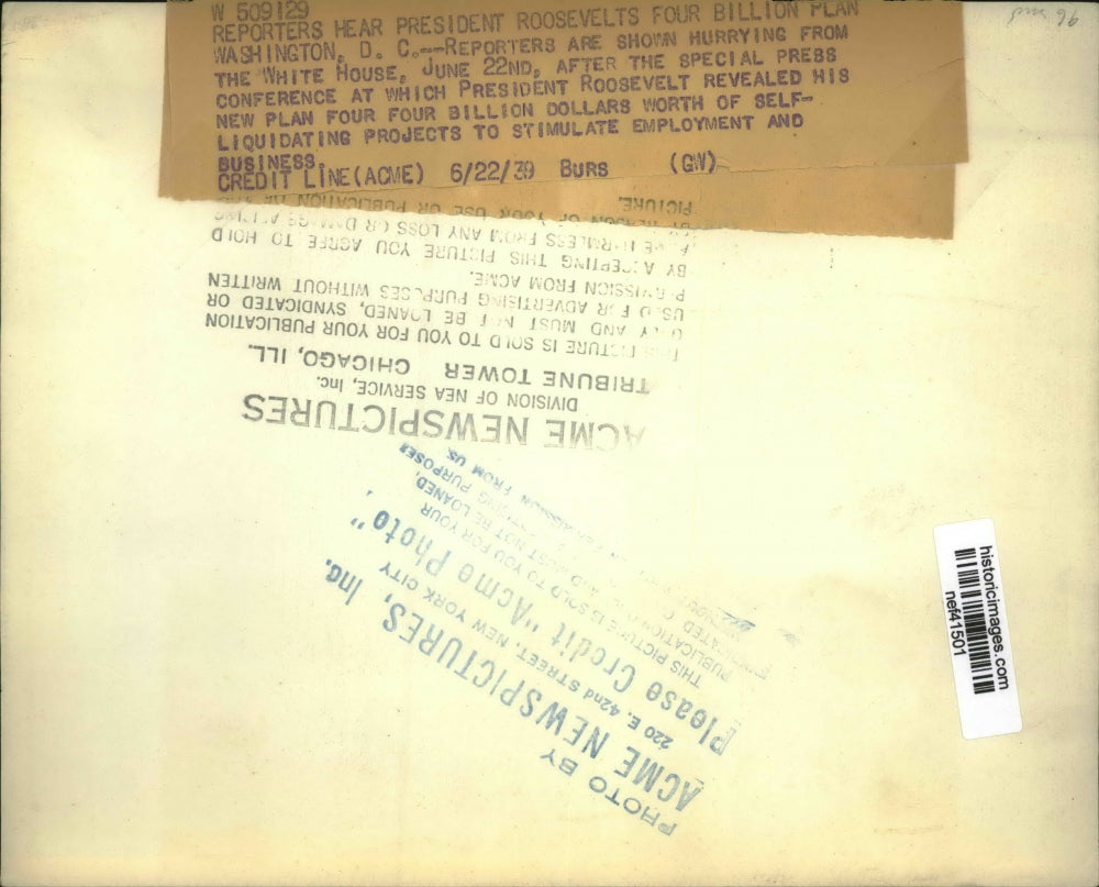 1939 Press Photo Reporters hurry from White House after hearing 4 billion plan