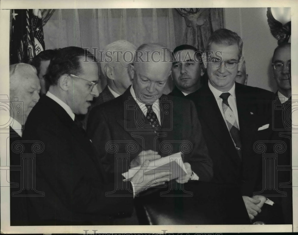 1954 Press Photo Pres.Dwight Eisenhower with Bernard G. Segal at the White House