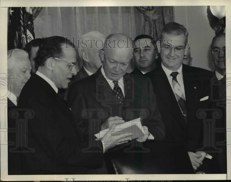 Load image into Gallery viewer, 1954 Press Photo Pres.Dwight Eisenhower with Bernard G. Segal at the White House
