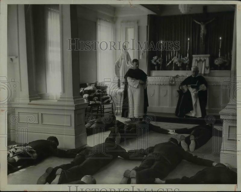 Load image into Gallery viewer, 1933 Press Photo 21 Novices entering the priesthood of the Dominican Prder
