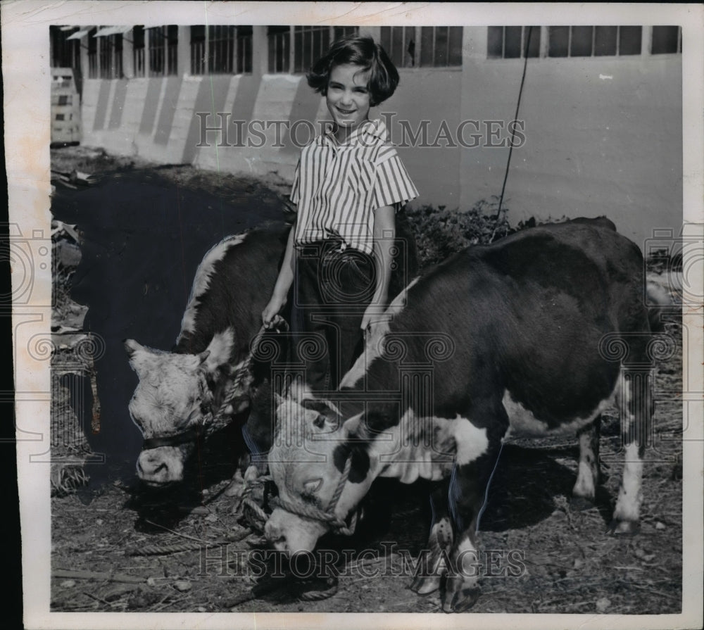 1952 Press Photo Bertie Lela Good w Midget Cows in Belton, Missouri - nef41538