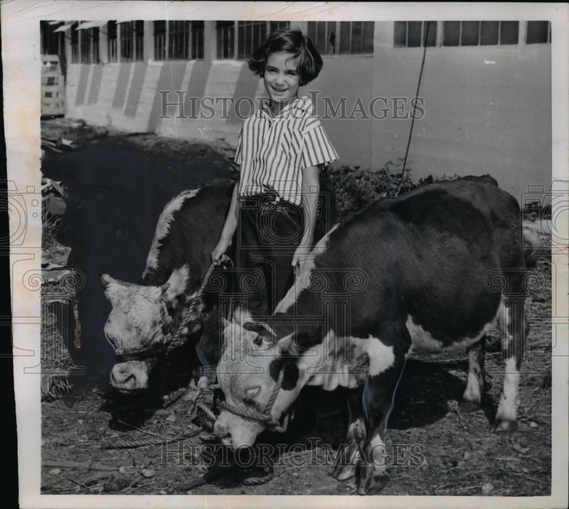 Load image into Gallery viewer, 1952 Press Photo Bertie Lela Good w Midget Cows in Belton, Missouri - nef41538
