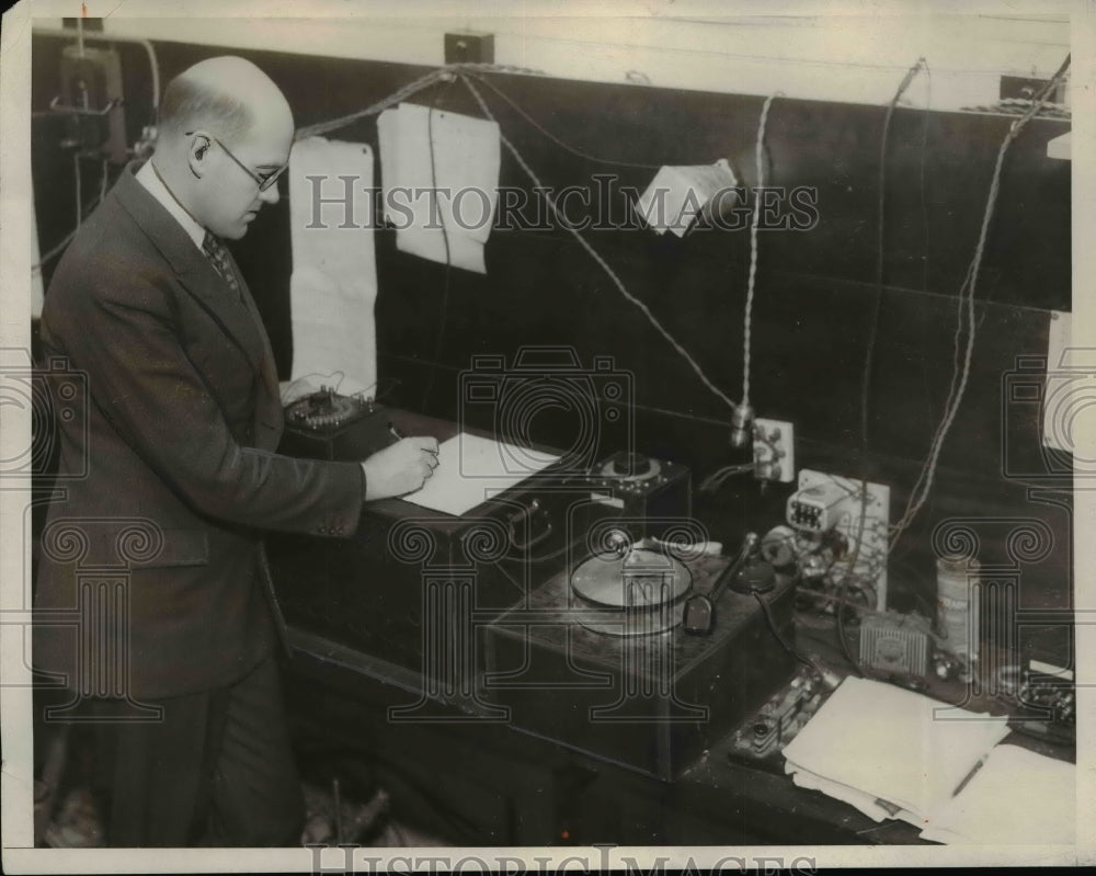1932 Press Photo Professor Verin Knudson Working in Lab - nef41556