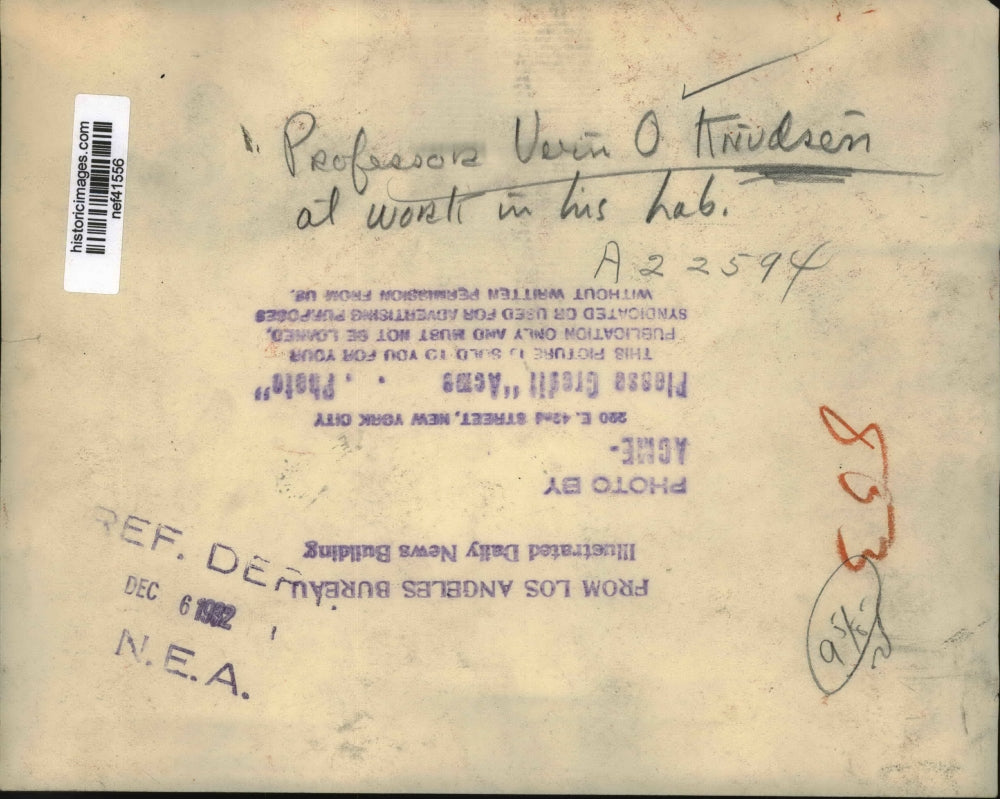 1932 Press Photo Professor Verin Knudson Working in Lab - nef41556