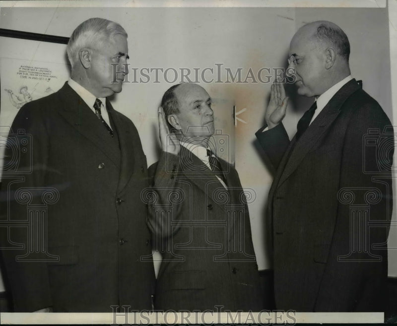 Load image into Gallery viewer, 1940 Press Photo Abner H. Ferguson take oath as Federal House Administrator
