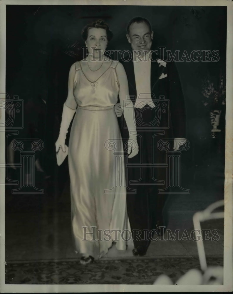 Load image into Gallery viewer, 1941 Press Photo Secy of Agricul &amp; Mrs Claude R Wickard Arrive at Cabinet Dinner
