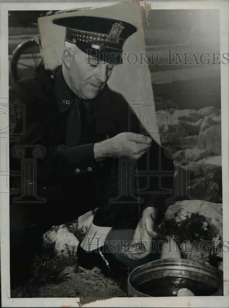1939 Press Photo Officer W.F.Moore Giving Goldfish Their Dose of Salt