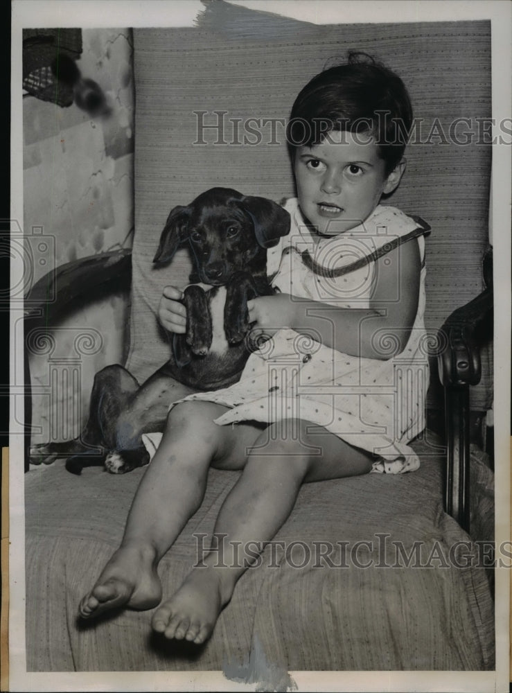 1938 Press Photo Mary Schorr saved by wrestler from three story fall from ledge