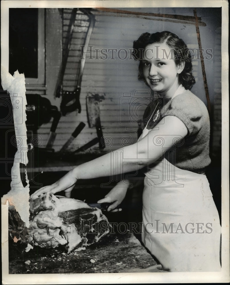 Load image into Gallery viewer, 1941 Press Photo Ann Goblowsky, Proprietess of Food Store, Ohio - nef41734
