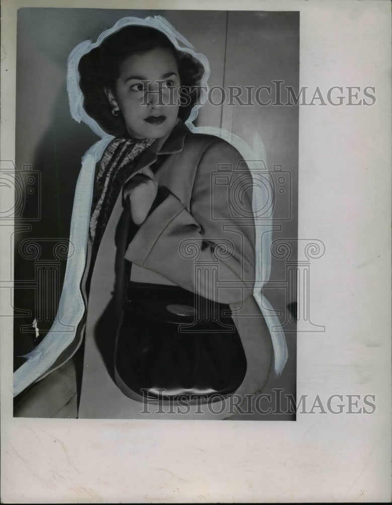 1946 Press Photo Woman with Purse - nef41751