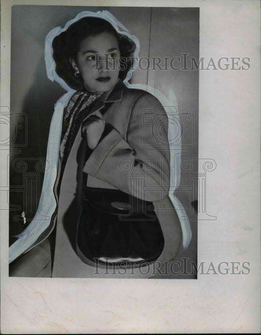 1946 Press Photo Woman with Purse - nef41751