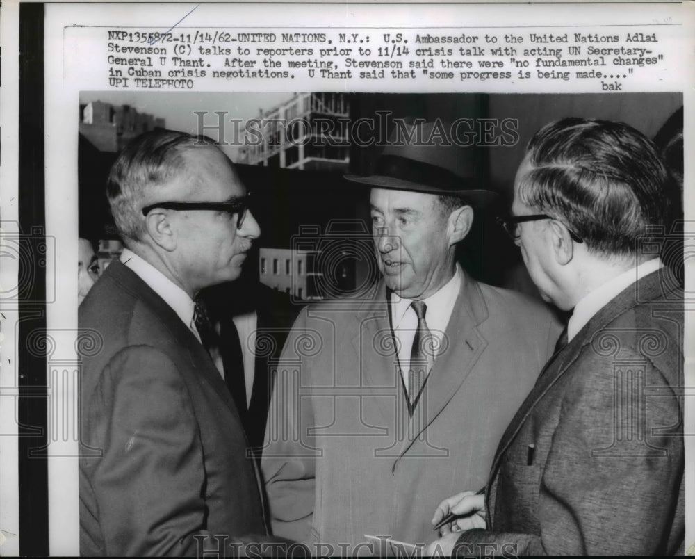 1962 Press Photo Adlai Stevenson Talks to Reporters before U Thant Meeting, NY