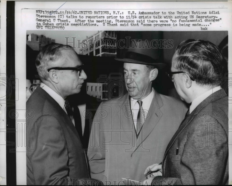 Load image into Gallery viewer, 1962 Press Photo Adlai Stevenson Talks to Reporters before U Thant Meeting, NY
