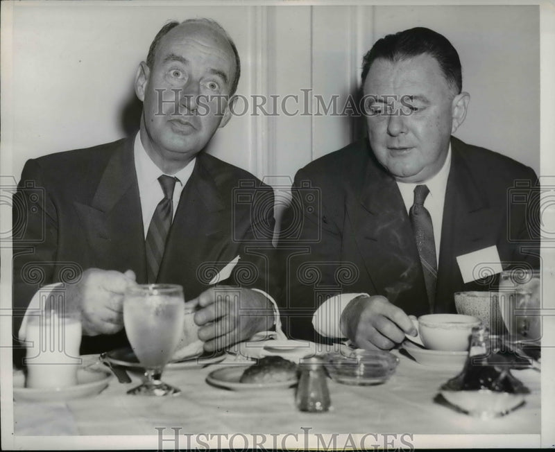 Load image into Gallery viewer, 1953 Press Photo Adlai Stevenson Talks with James Ronan for Breakfast, Chicago
