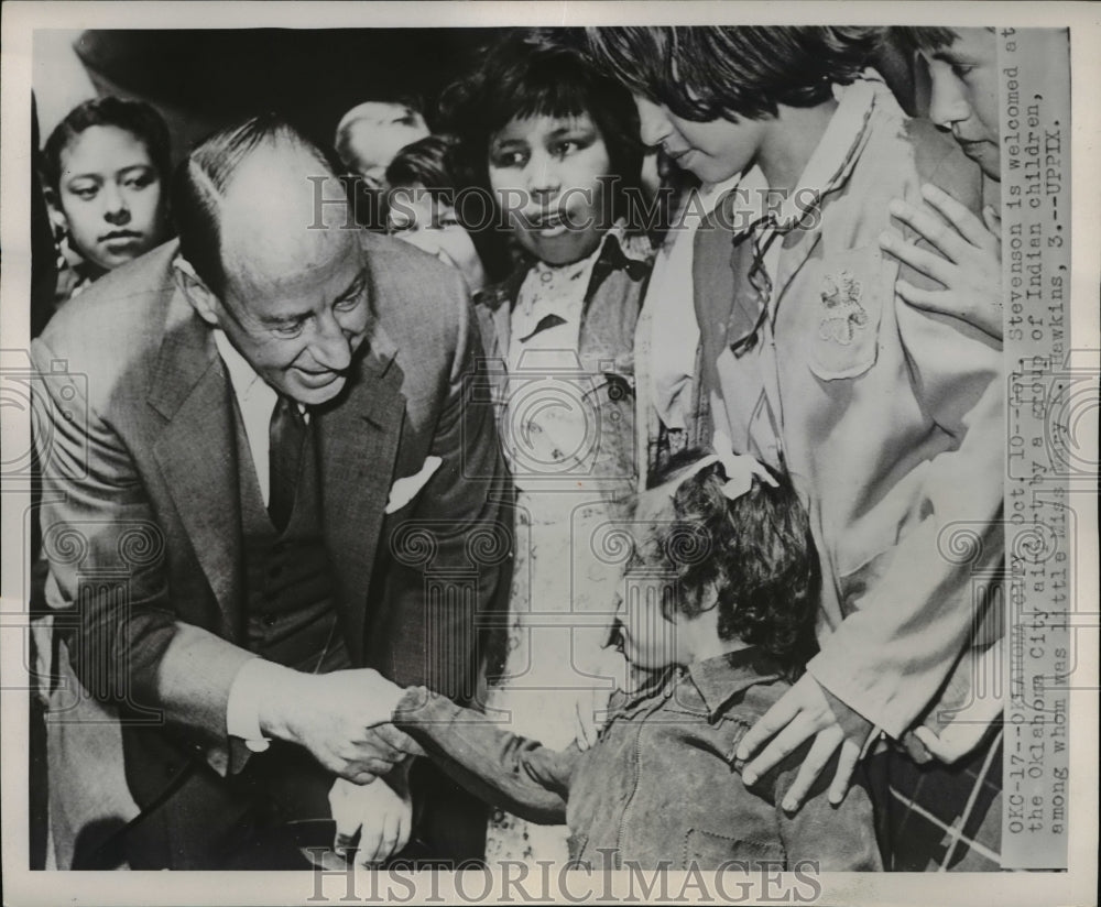 1952 Press Photo Governor Adlai Stevenson Greeted at Oklahoma City Airport
