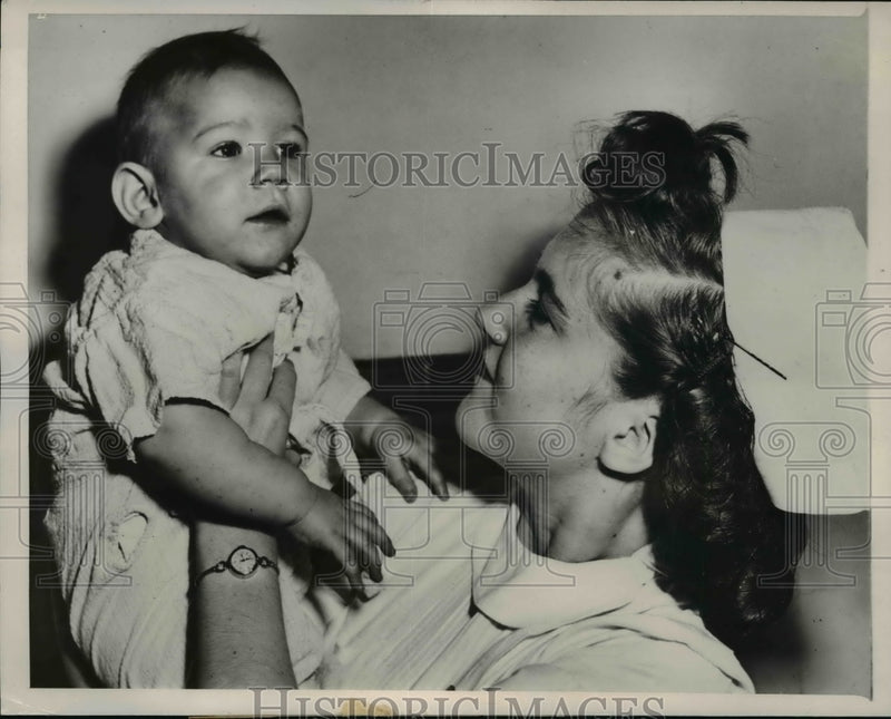 Load image into Gallery viewer, 1947 Press Photo Baby Abandoned in Hotel Room, chicago - nef41916
