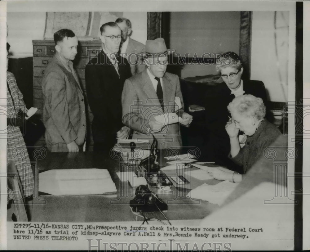 1953 Press Photo Prespective Jurors Check Into Witness Room at Federal Court