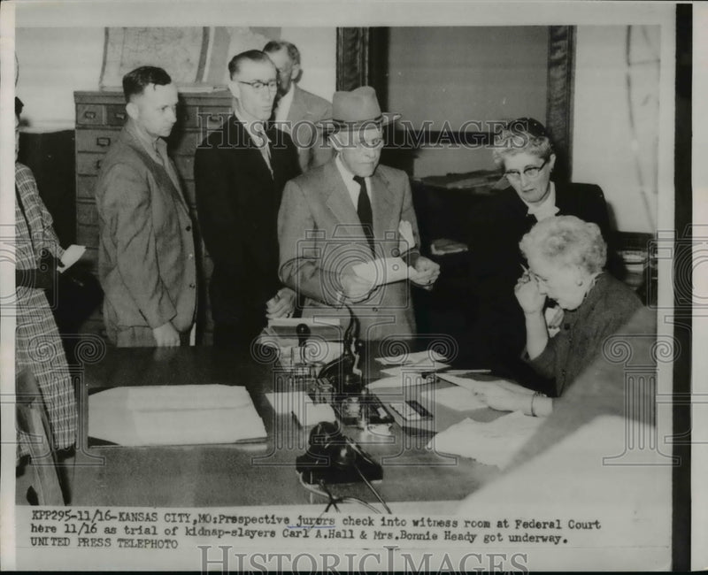 Load image into Gallery viewer, 1953 Press Photo Prespective Jurors Check Into Witness Room at Federal Court
