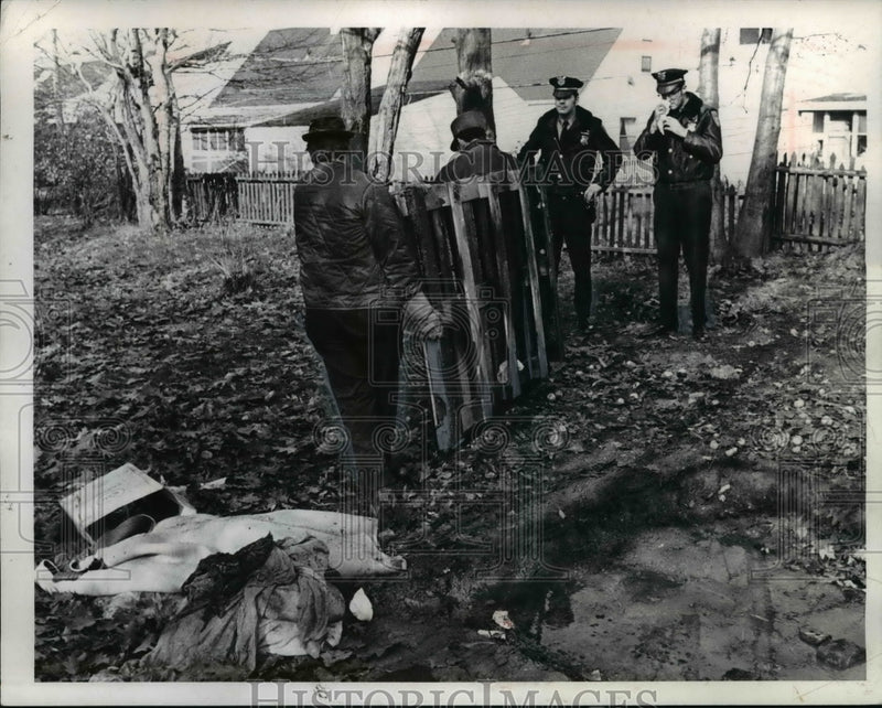 Load image into Gallery viewer, 1970 Press Photo Crime Scene - nef41969
