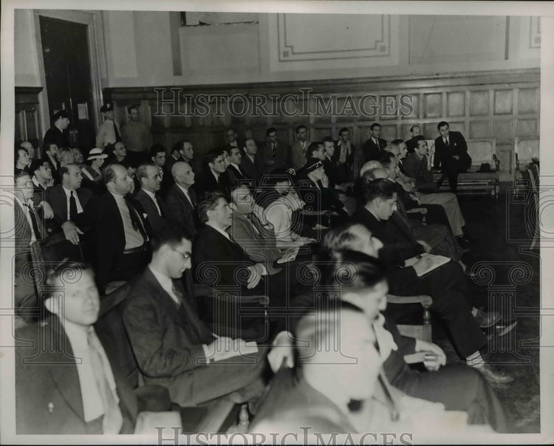 Load image into Gallery viewer, 1938 Press Photo Spectators at New York City supreme court Room - nef41971
