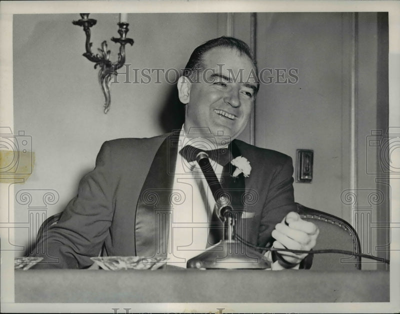 Load image into Gallery viewer, 1954 Press Photo Senator Joseph McCarthy in Chicago Press Conference - nef41986
