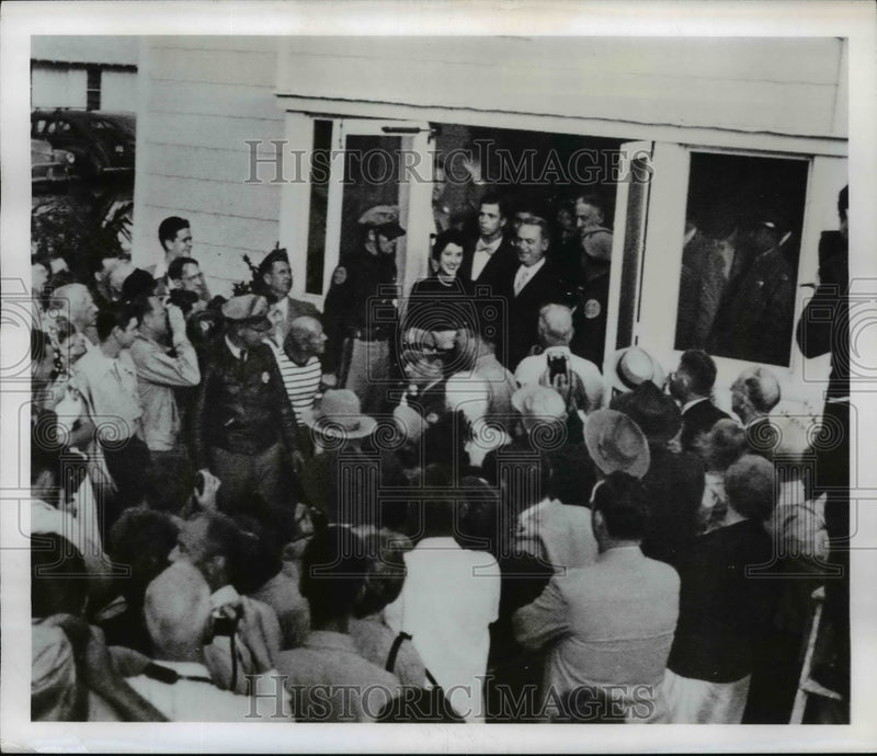 Load image into Gallery viewer, 1949 Press Photo William O'Dwyer &amp; Wife After Wedding, Stuart, Florida
