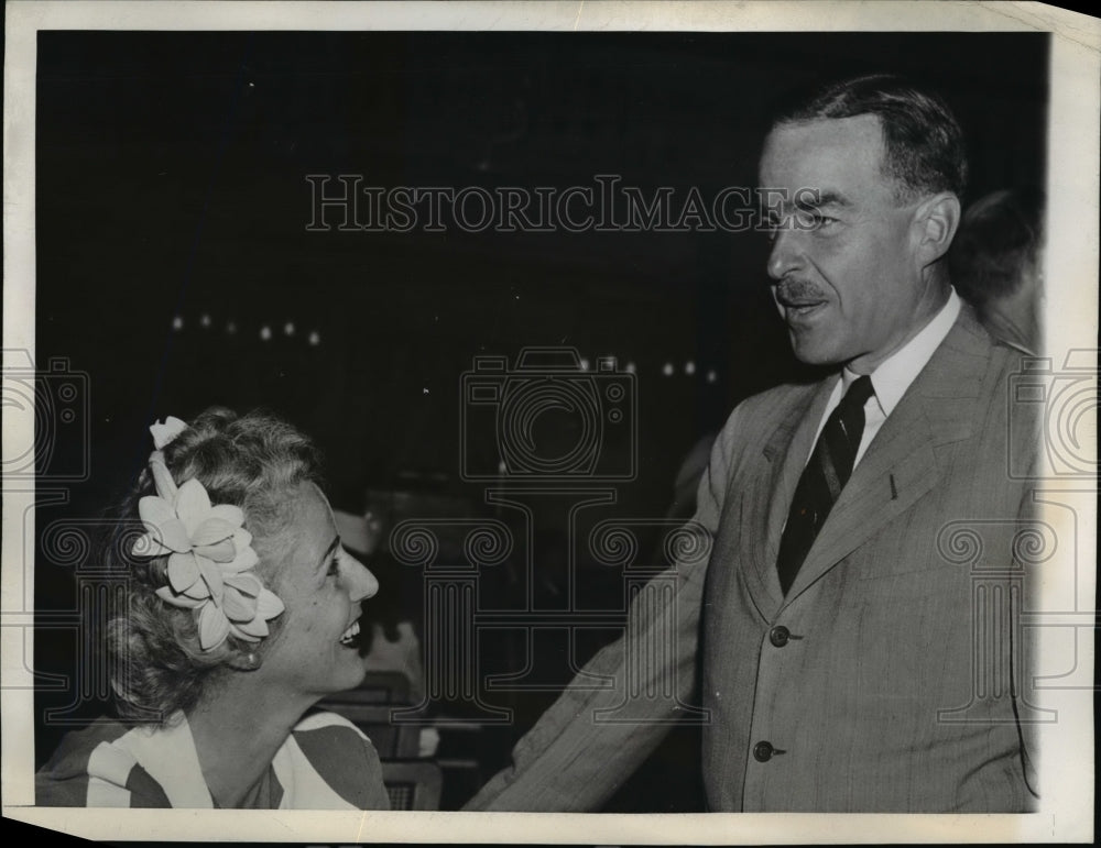 1944 Press Photo Mrs. C.W. Weiss, Jr., Bob Burroughs at GOP Resolutions Meeting