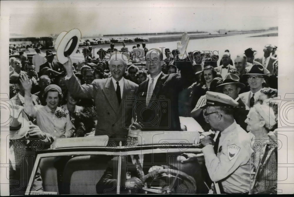 1952 Press Photo Stevenson, Shricker greet crowds at Evansville's Dress Memorial
