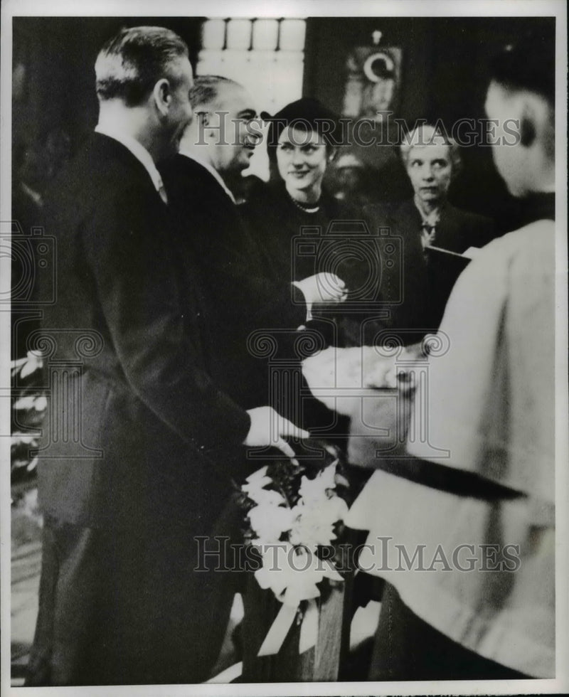 Load image into Gallery viewer, 1949 Press Photo William O'Dwyer &amp; Wife During Wedding - nef42106
