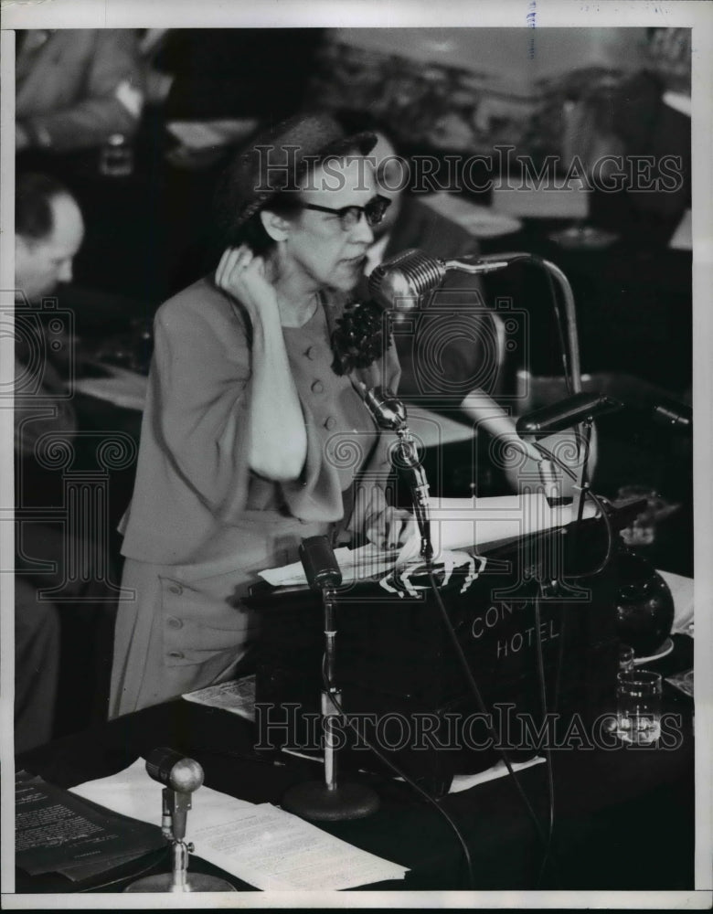 1952 Press Photo John Wiadom stresses point during credentials hearings